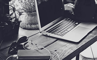 意甲：阿莱格里谈米兰1比0战胜卡利亚里，莱奥踢左路偶尔会神游，踢中锋反而精神集中